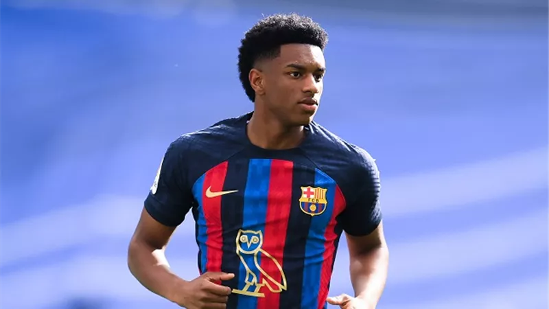 برشلونة يضع خطة لبقاء أليخاندرو بالدي مع الفريق حتى 2029
