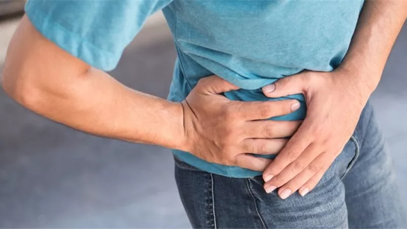 أسباب آلام جانب البطن الأيمن لدى الرجال والنساء