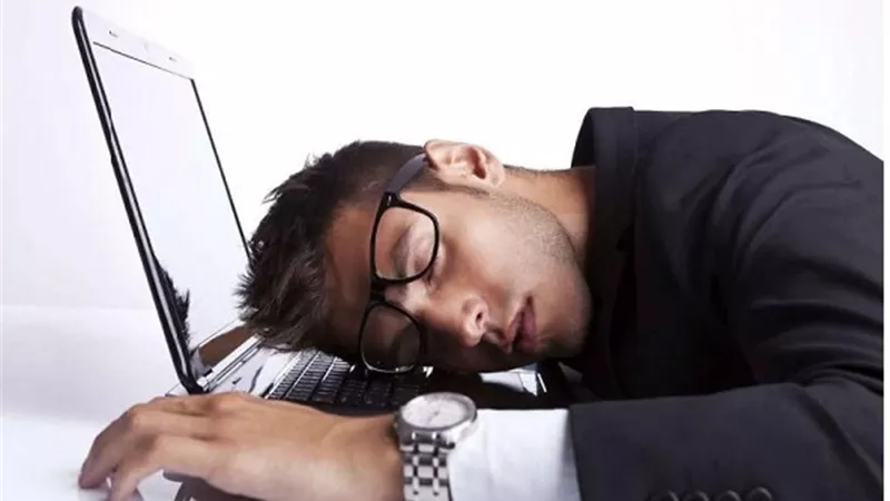 أبرز أضرار النوم المتأخر.. زيادة الوزن