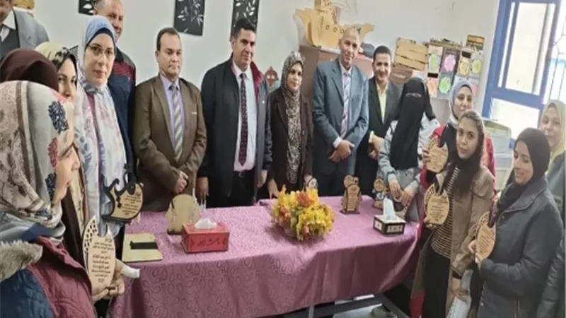 تكريم مدير تعليم العبور ومعلمين وطلاب خلال ورشة عمل للمجال الصناعي