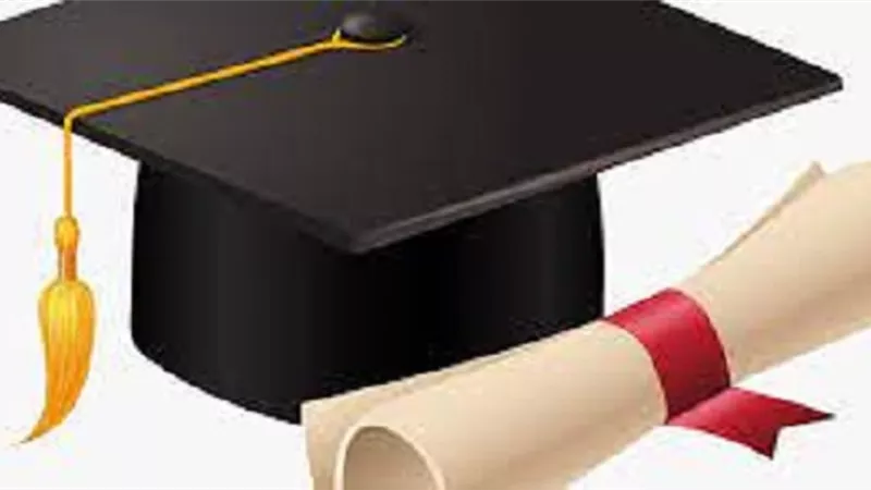 بعد إنقطاع عن التعليم 35 عاماً .. رجل سبعينى يتخرج من الجامعة