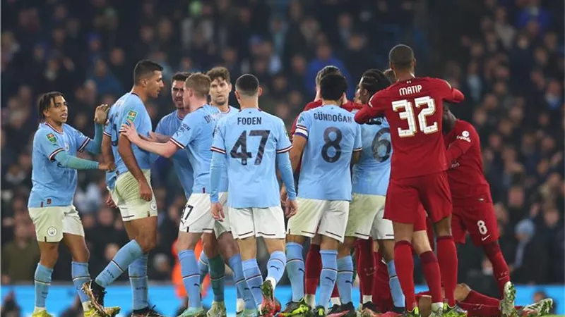 بعد إصابتها فى مباراة الكأس .. ليفربول يعتذر لمشجعة مانشستر سيتى
