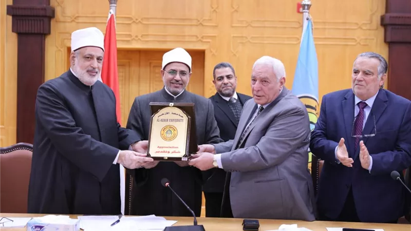 مجلس جامعة الأزهر يكرم الدكتور أسامة العبد والمهندس قتيلو لجهودهم