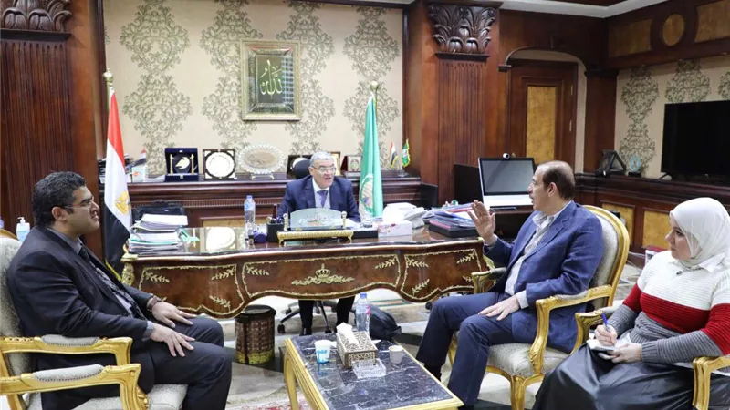 محافظ المنيا يبحث تطوير المنظومة الصحية ورفع كفاءة الأداء