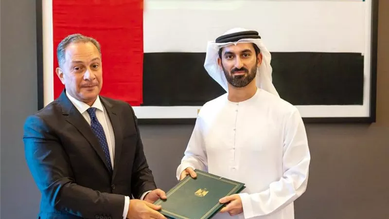 السفير المصري في أبوظبي يقدم صورة أوراق إعتماده