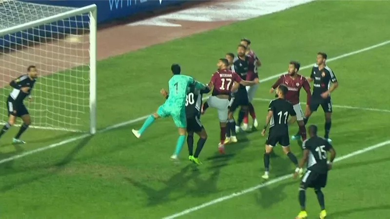 رد فعل غير لائق من الشناوى على مشجع أهلاوى بعد لقاء سيراميكا