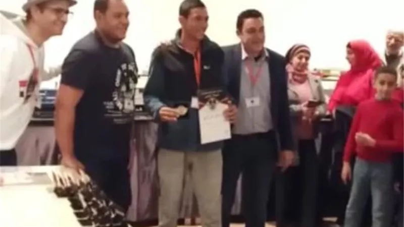 تكريم طالب من جامعة بدر فى معرض مصر لفنون النماذج المصغره.. بالصور