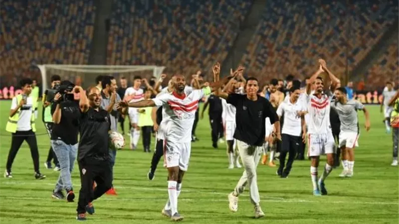 لاعبو الزمالك يحتفلون مع الجماهير بالفوز على الإسماعيلي - شاهد