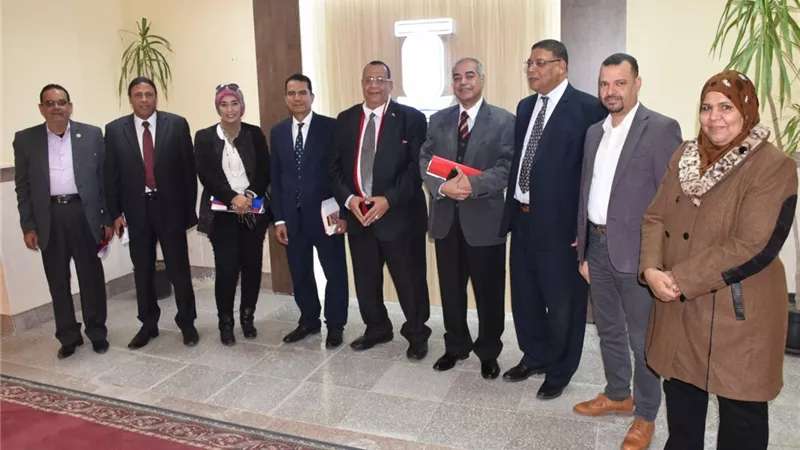 مناقشة الاستعدادات النهائية لامتحانات الفصل الدراسي الأول بالاقصر