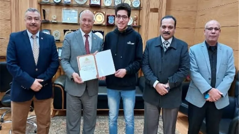 رئيس جامعة بنها يكرم الطالب الفائز في مسابقة بلاك هات بالسعودية