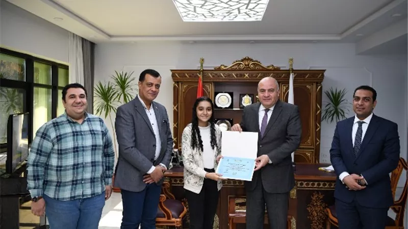 محافظ قنا يكرم