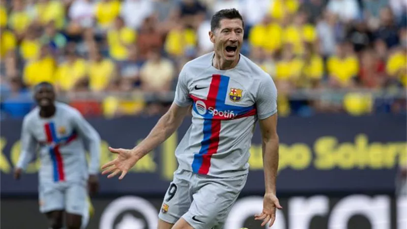 برشلونة : ليفاندوفسكي يلعب أمام إسبانيول غدا رغم الايقاف