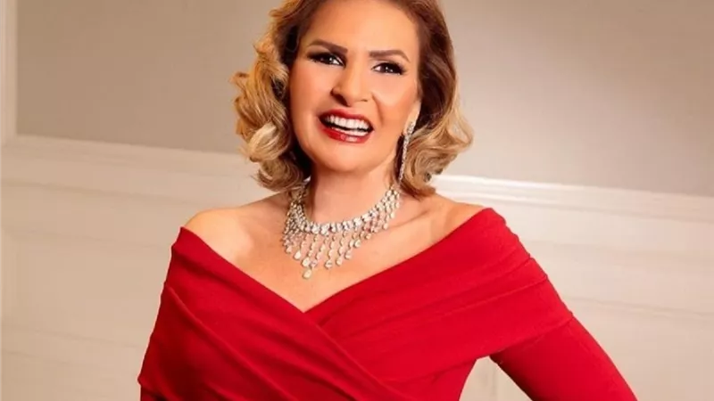 يسرا: عادل إمام فنان أسطوري حمل الفن 50 عامًا على كتفيه