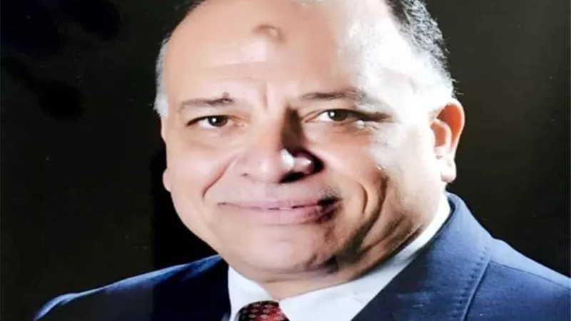 أشجار كريسماس وبابا نويل وهدايا في استقبال الركاب