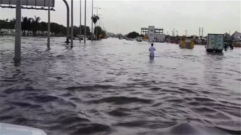 قنصلية الكويت في جدة تصدر تحذيرا لرعاياها بسبب الأمطار الغزيرة
