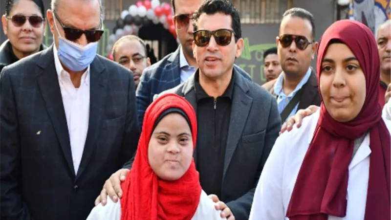 وزير الشباب ومحافظ القليوبية يفتتحان مركز للتخاطب ببنها.. صور
