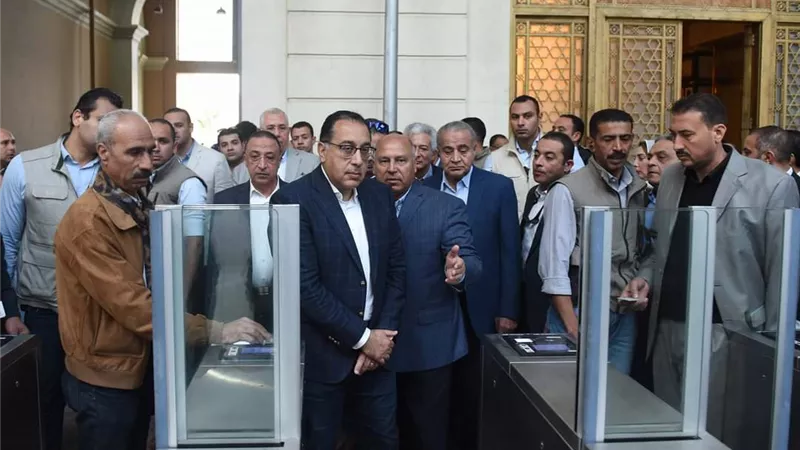 رئيس الوزراء يتابع سير إجراءات الإفراج الجمركي عن السلع والبضائع