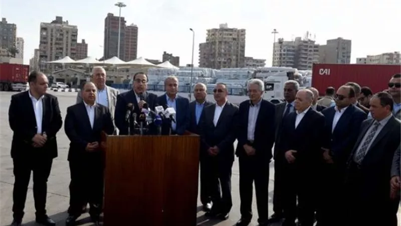 مدبولي: الساعات والأيام القليلة القادمة ستشهد الإفراج عن عدد كبير من الحاويات المتراكمة بالموانئ