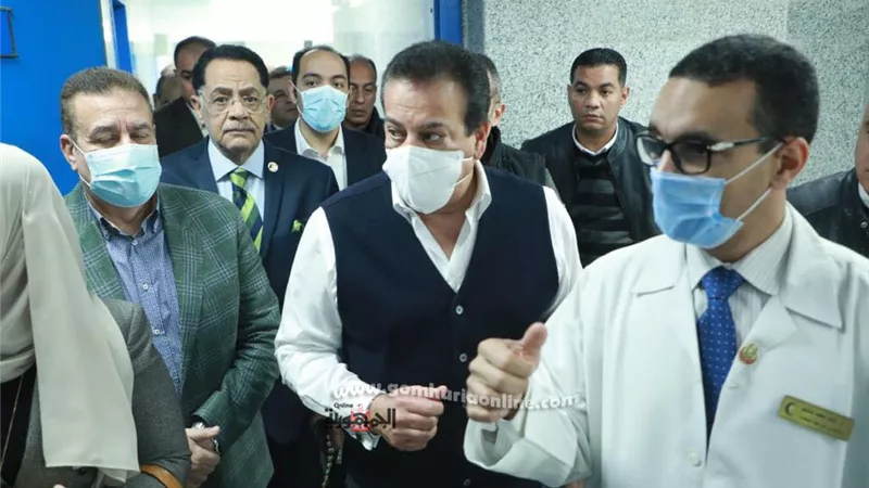 وزير الصحة يتابع حالة طفل مصاب بتشنجات عصبية ويوجه بسرعة العلاج