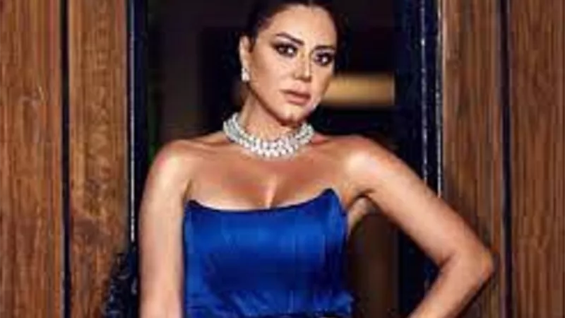 رانيا يوسف تحتفل بـ رأس السنة بفستان احمر