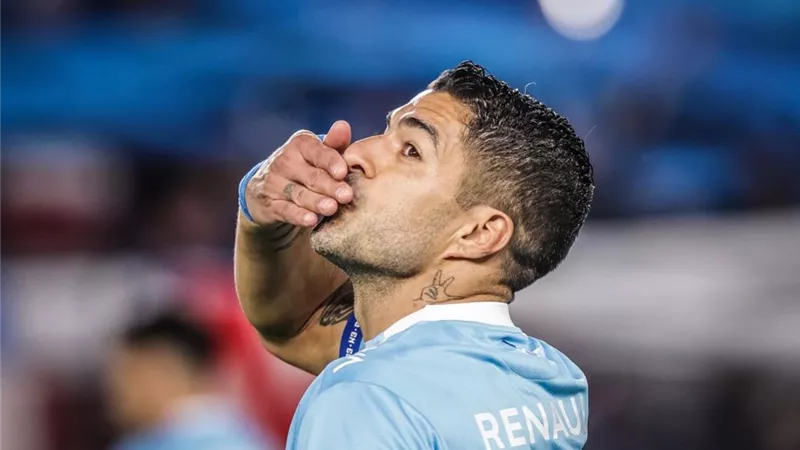 شارك فى 4 بطولات لكأس العالم .. لويس سواريز يعلن اعتزاله الدولي
