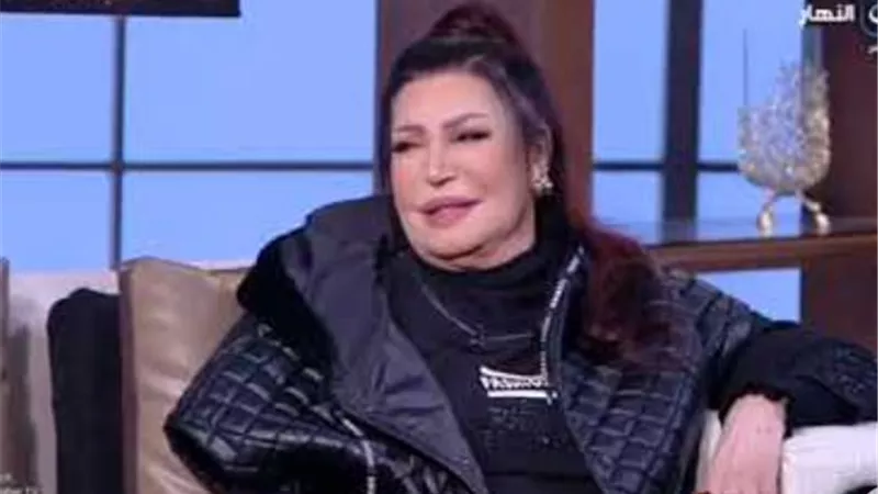 مفيدة شيحة تتغزل بالفنانة نجوى فؤاد على الهواء