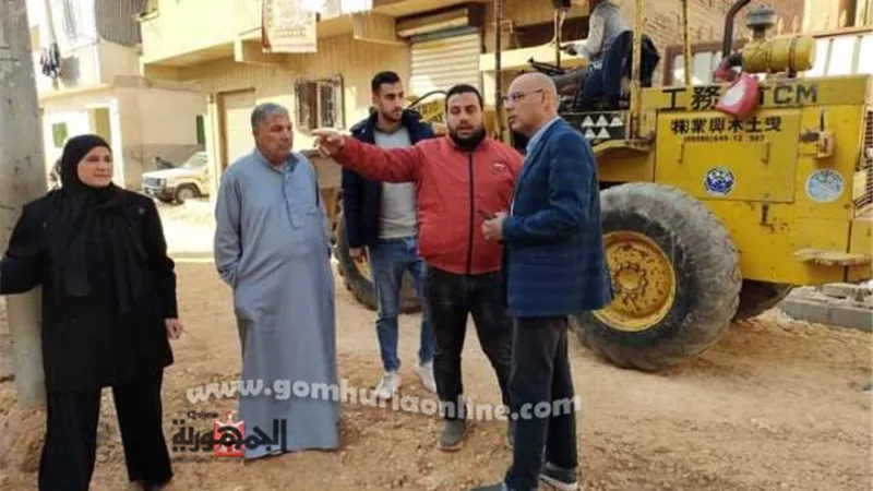 المحاسب مجدى رياض يتابع وضع طبقة الأساس تمهيدا لرصف شوارع المدينة