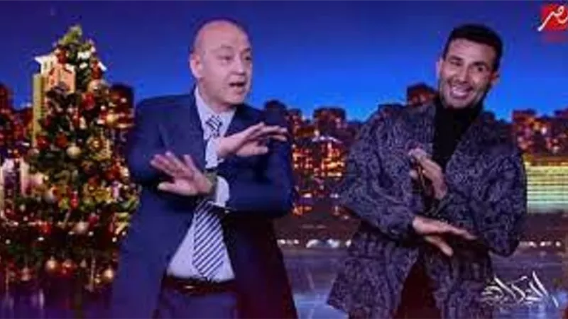 عمرو اديب يغنى مع احمد سعد 