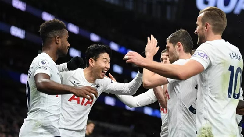 توتنهام يلتقى أستون فيلا.. مواعيد مباريات اليوم 1-1-2023