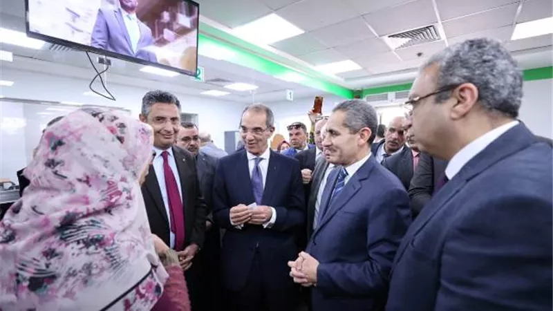وزير الاتصالات يتفقد عدد من مشروعات بقرى حياة كريمة بالغربية