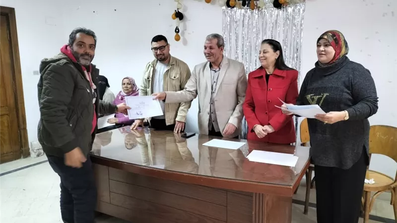 القوى العاملة: تسليم شهادات التدريب على مهن التفصيل بالاسكندرية