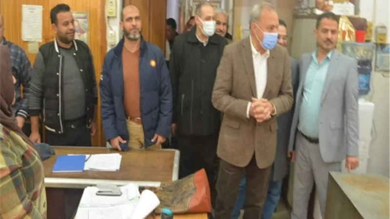 الهجان يهنئ العاملين بديوان عام المحافظة بالعام الجديد.. صور