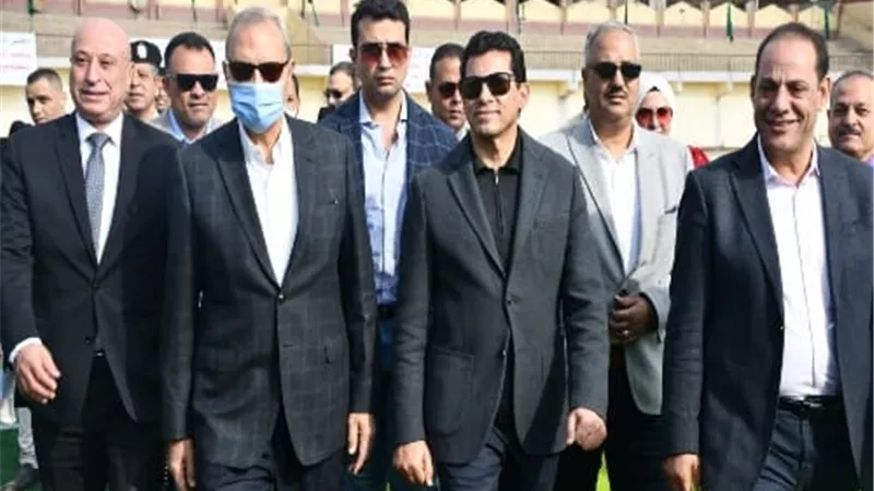 وزير والرياضة ومحافظ القليوبية يسلمان دراجات هوائية لأسر الشهداء