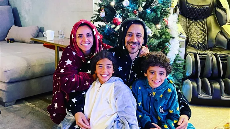 أحمد داوود يحتفل بعام 2023 برفقة زوجته وأولاده