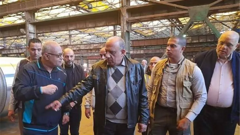 في زيارة مفاجئة.. وزير قطاع الأعمال العام يتفقد شركة النحاس المصر