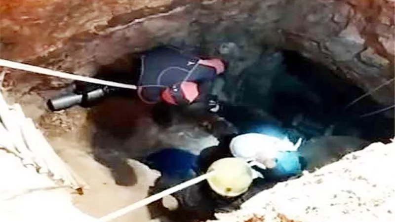 إنقاذ شخصين من حفرة بعمق 30 مترا