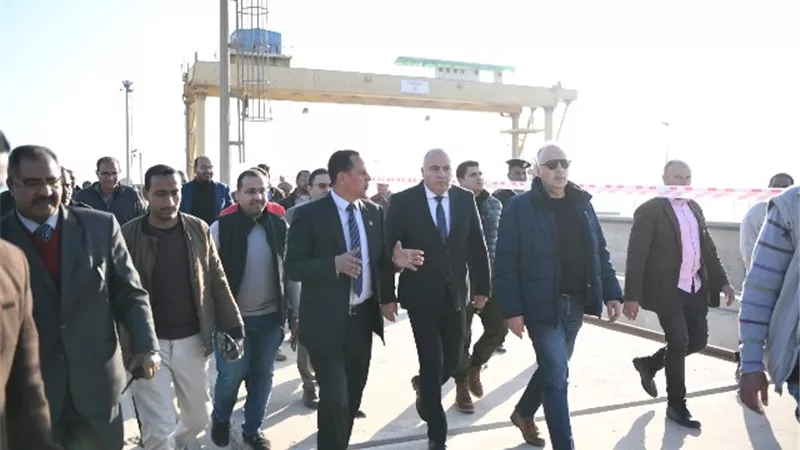 وزير الرى يتفقد قناطر نجع حمادى الجديدة
