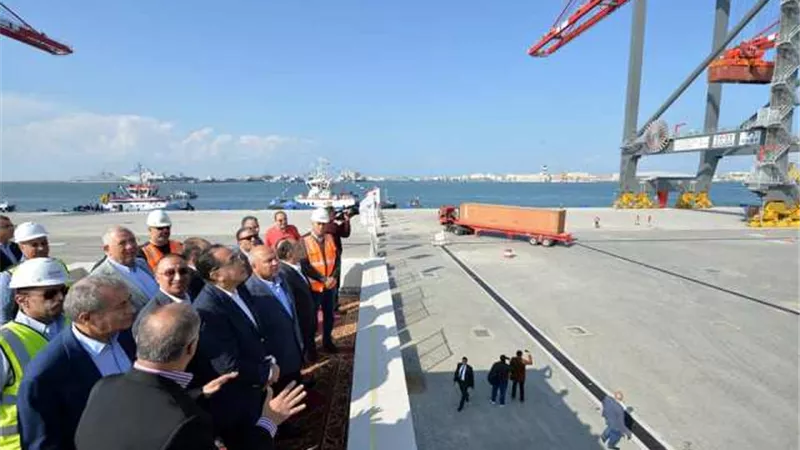 رئيس الوزراء يتابع إجراءات الإفراج الجمركي عن السلع والبضائع بميناء الإسكندرية