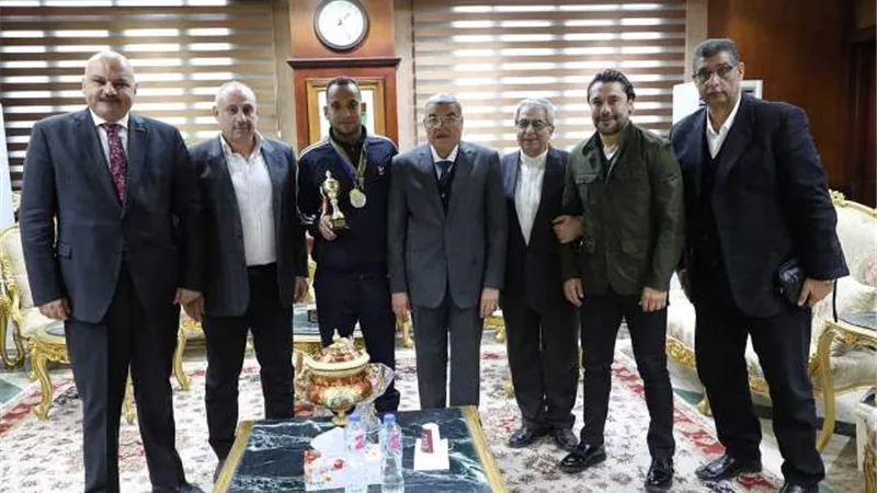 تكريم اللاعب أنور لمشاركته فى بطولتى عالم جماعية لمتحدى الإعاقة