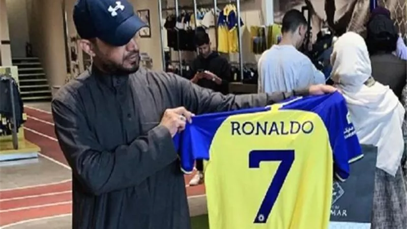 ثمنه يقارب 4000 جنيه.. نفاد قميص رونالدو من الأسواق السعودية