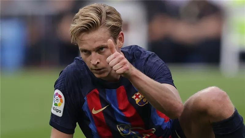 دي يونج يثير غضب برشلونة بعد تواصله مع مانشستر يونايتد