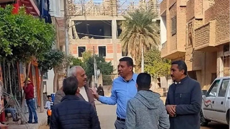 رئيس مدينه مطاي يتابع تهيئه شارع المدارس تمهيدا لرصفة