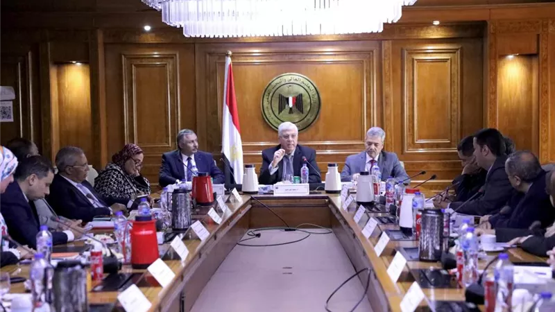 عاشور: ضرورة ربط الأبحاث العلمية بالصناعة وتوجيهها لخدمة المجتمع