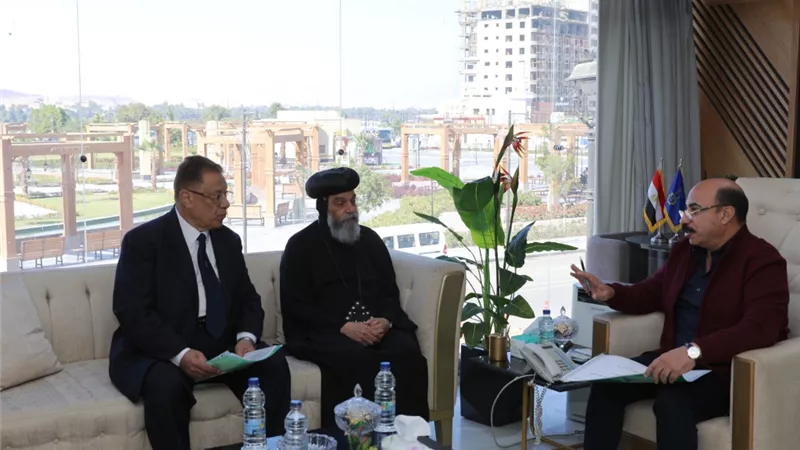 محافظ أسوان يستقبل نيافة الأنبا بيشوى ويؤكد على الإخاء والمحبة