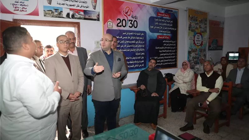 محافظ بني سويف يتفقد معارض السلع والمبادرات والقوافل