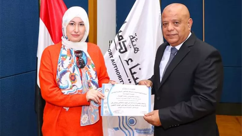 رئيس هيئة ميناء دمياط يكرم العاملين المتميزين.صور