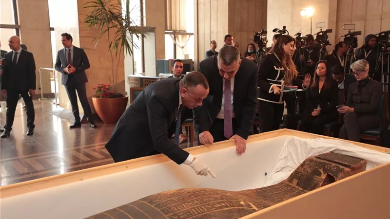 وزيرا السياحة والخارجية يشهدان تسليم غطاء التابوت الأخضر