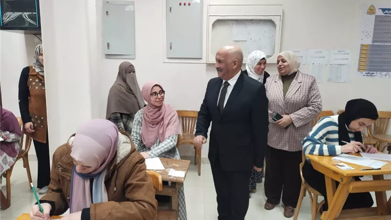نائب رئيس جامعة الزقازيق يتفقد امتحانات التمريض والتربية