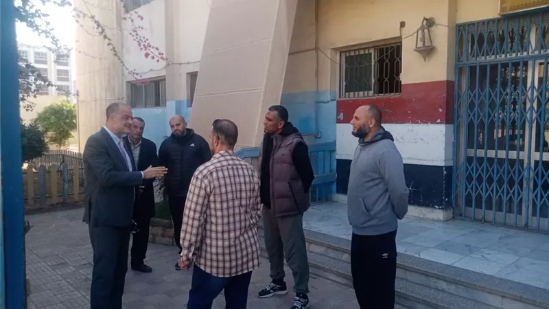 مدير تعليم الإسماعيلية يتفقد الصالة الرياضية ويوجه بتطويرها
