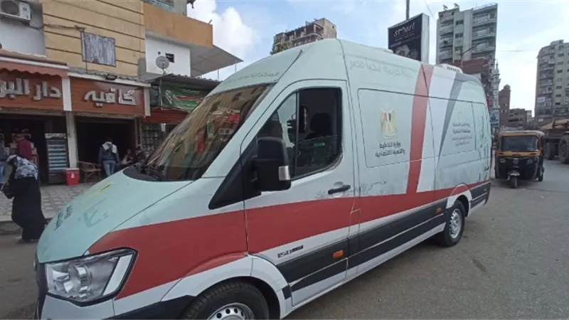سيارة مركز تكنولوجى ثانى الزقازيق تستقبل طلبات المواطنين